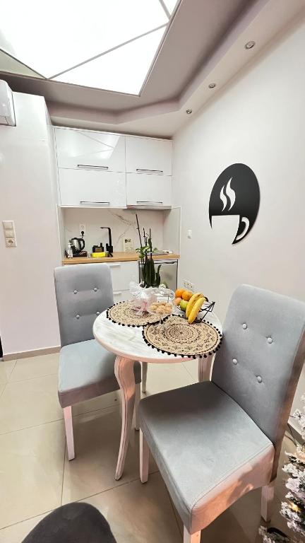 jadalnia ze stołem i 2 krzesłami w obiekcie KND Living Concept - Standard Room w Heraklionie