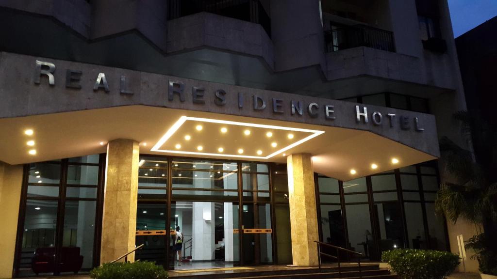 a building with a sign that readsreal residence hotel at Alto Estilo Leme Copacabana in Rio de Janeiro