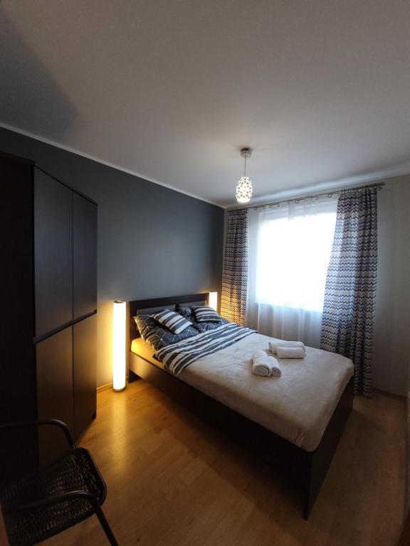 Un dormitorio con una cama grande y una ventana en ALIZE en Reda