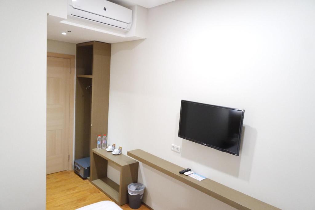 TV in/ali zabaviščno središče v nastanitvi Yokotel Hotel