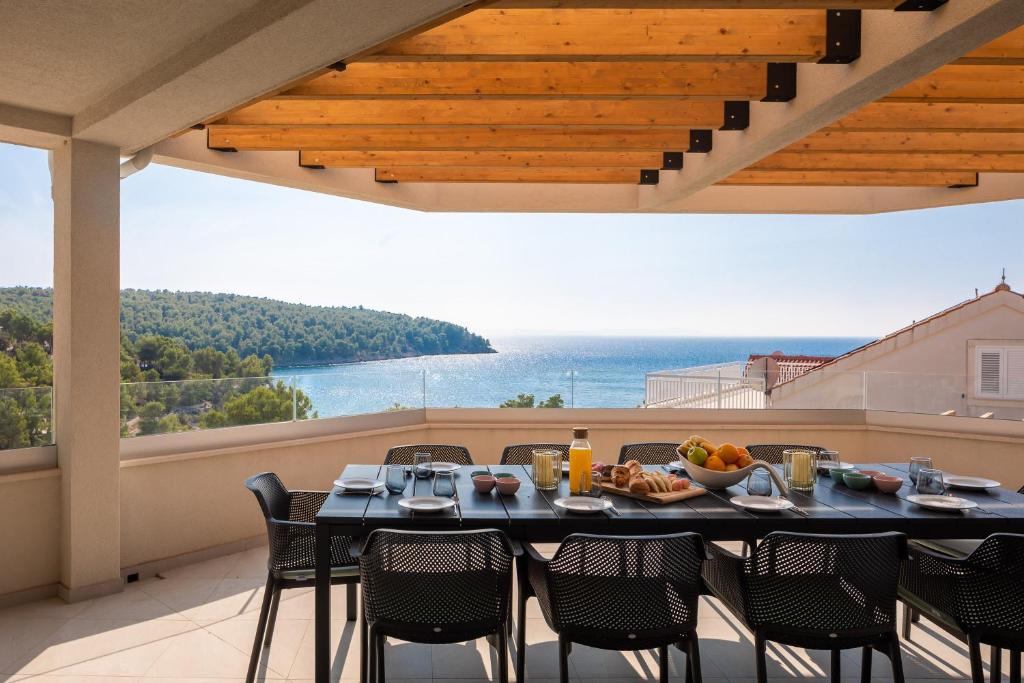 SEAFRONT VILLA for 10 people!