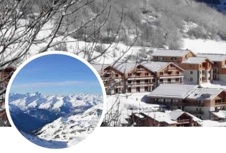 dos fotos de una cabaña de esquí en la nieve en Appartement Orelle, domaine Les 3 vallées / Val Thorens, en Orelle