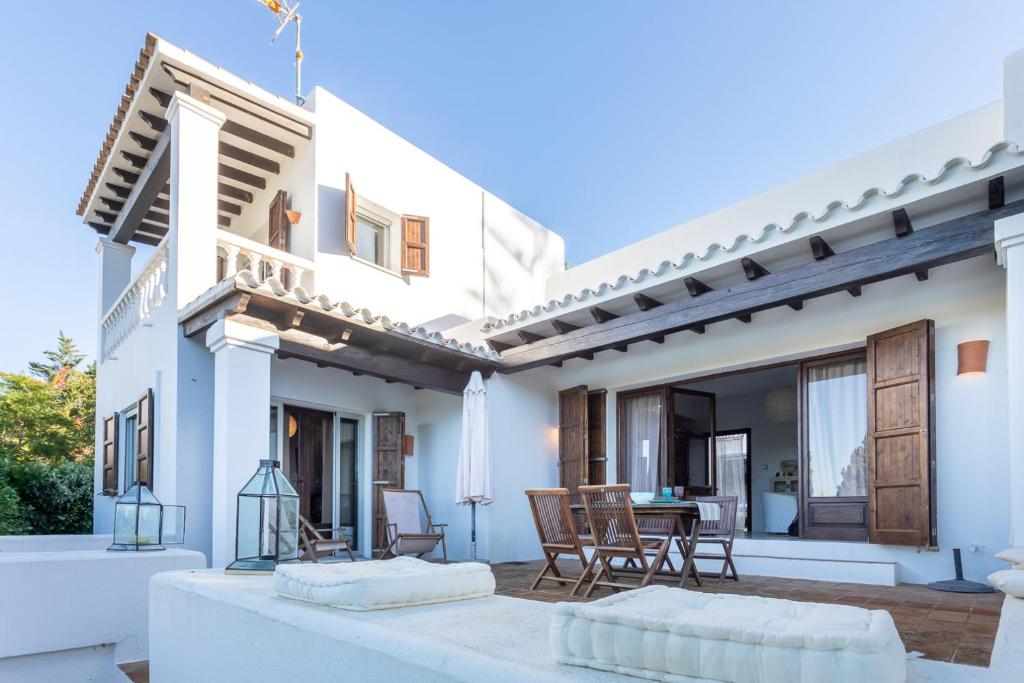 a view of the patio of a house at Casa en Ibiza con vistas increíbles en Es Figueral in Es Figueral Beach