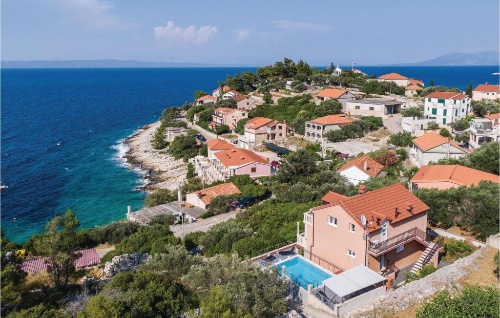 eine Luftansicht eines Hauses auf einem Hügel neben dem Meer in der Unterkunft 4 Bedroom Gorgeous Home In Prigradica in Prigradica
