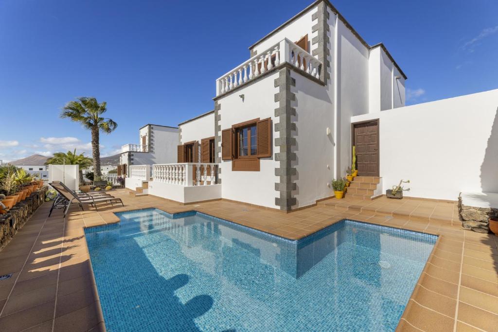 een villa met een zwembad voor een huis bij Villa Reymar in Tías