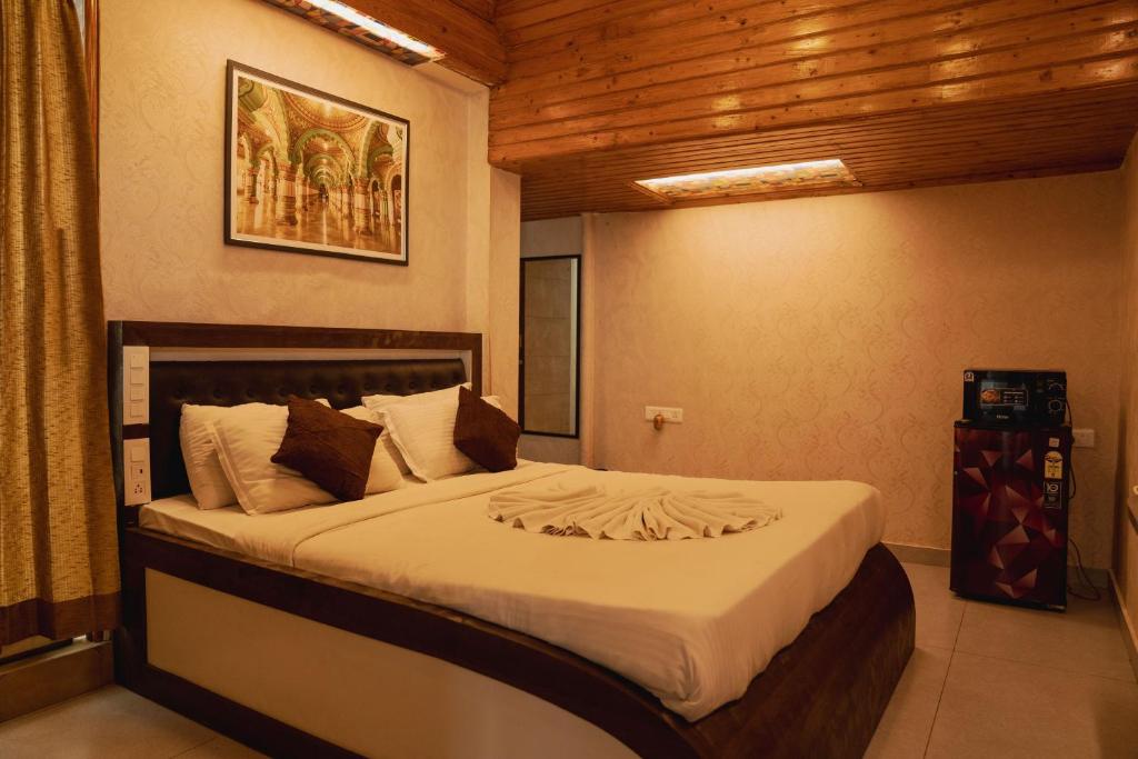 sypialnia z dużym łóżkiem w pokoju w obiekcie Seasons Suites - JP Nagar w mieście Bengaluru