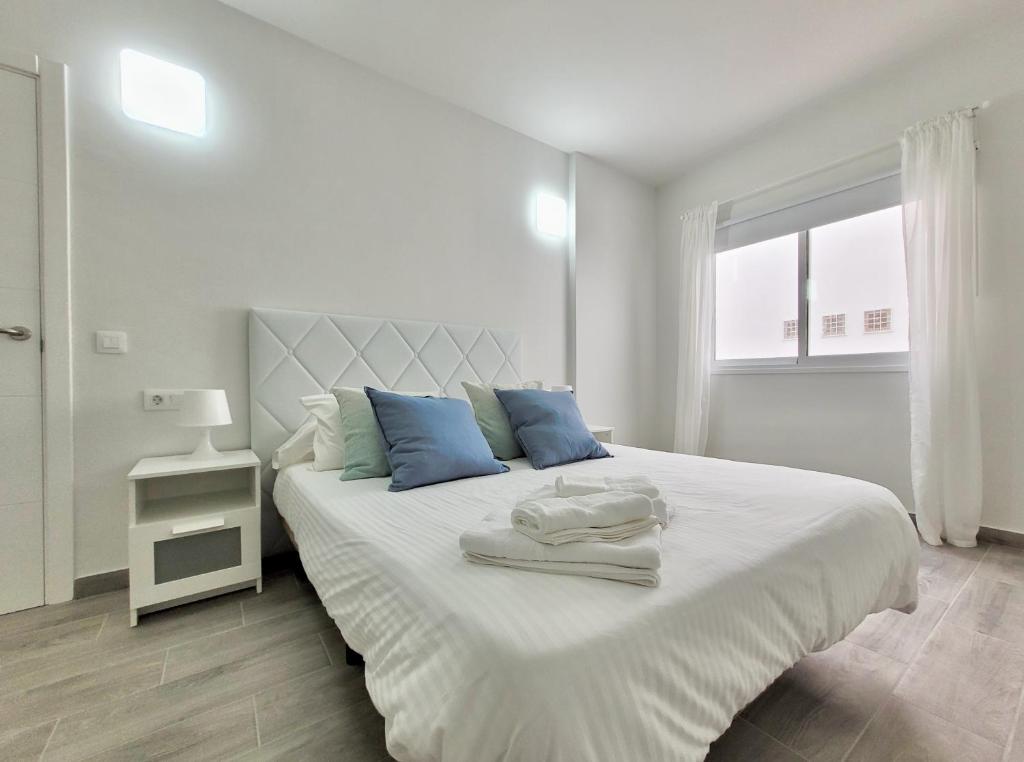 Łóżko lub łóżka w pokoju w obiekcie La Hoya 29 Apartments