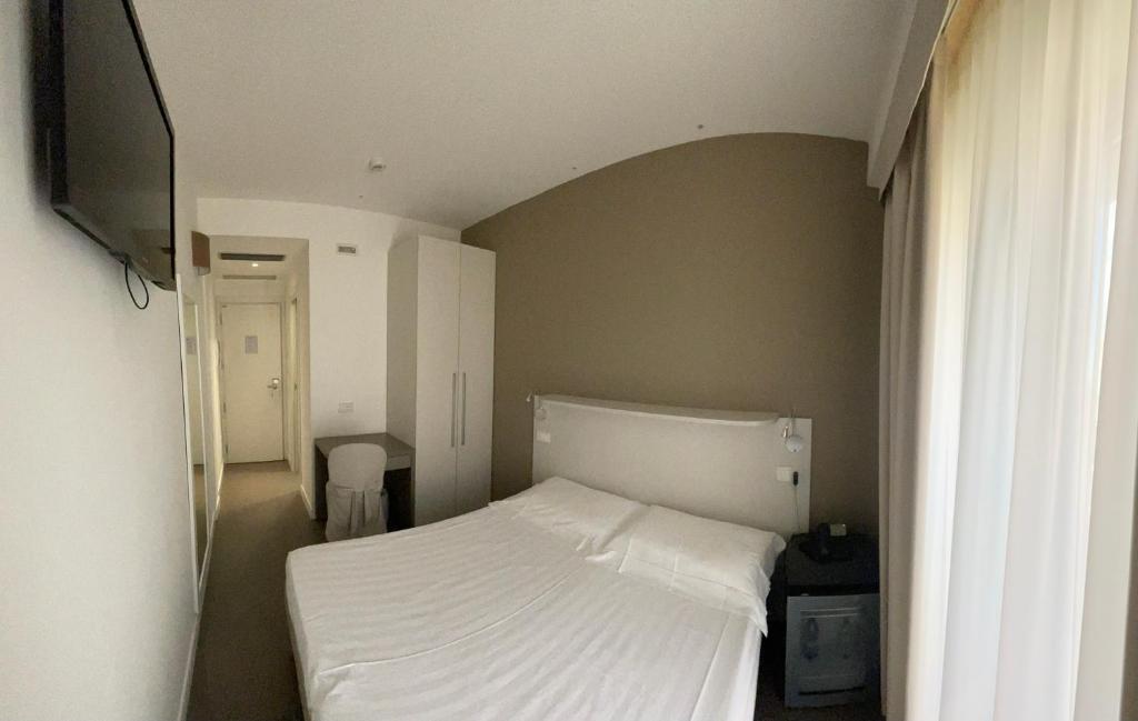 A bed or beds in a room at Hotel Arlecchino