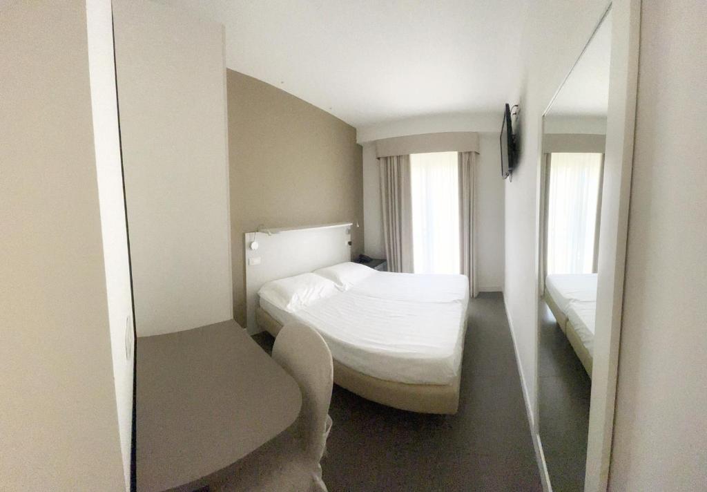 A bed or beds in a room at Hotel Arlecchino