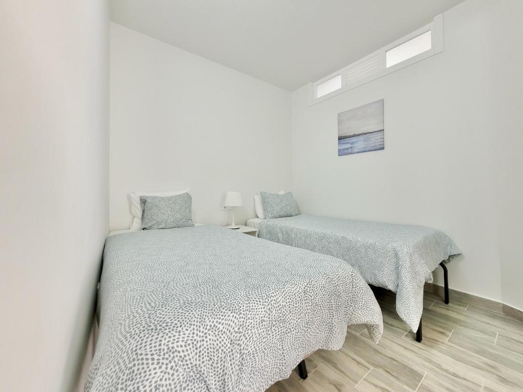 Łóżko lub łóżka w pokoju w obiekcie La Hoya 29 Apartments