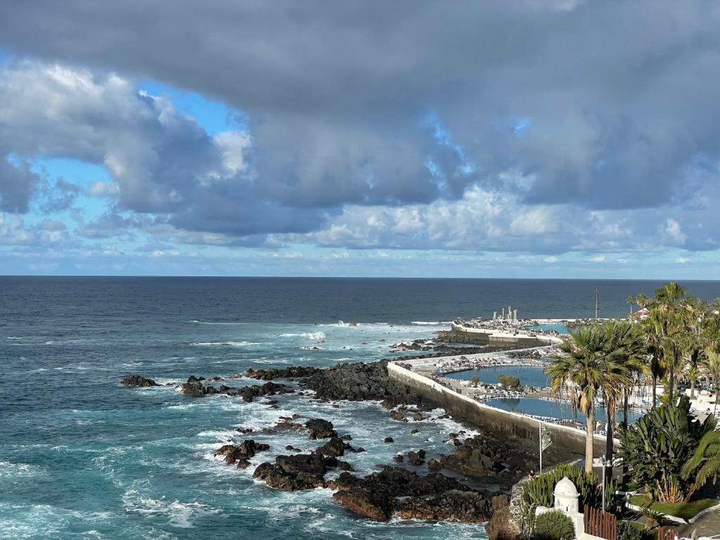 - une vue sur l'océan et la piscine dans l'établissement La Hoya 29 Apartments, à Puerto de la Cruz