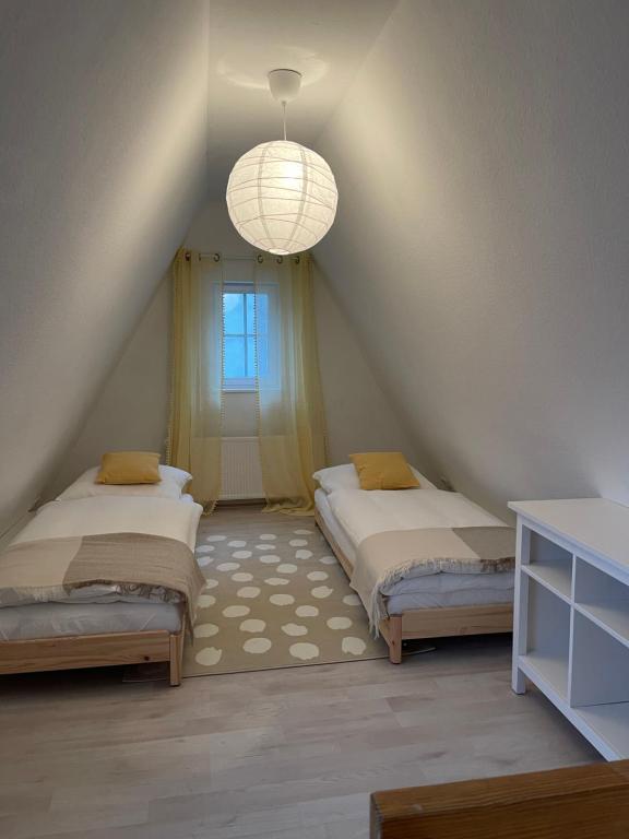 Ένα ή περισσότερα κρεβάτια σε δωμάτιο στο Das Haus am Limburger Dom