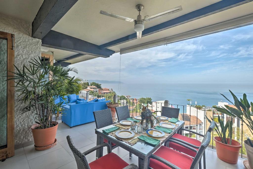 una mesa y sillas en un balcón con vistas al océano en Puerto Vallarta Condo with Pool - Walk to La Playa!, en Puerto Vallarta