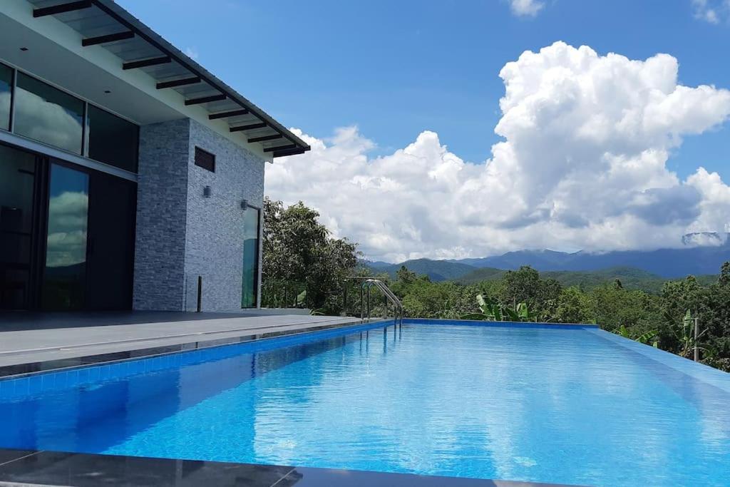 una piscina frente a una casa en Roxana Resort, en Hang Dong