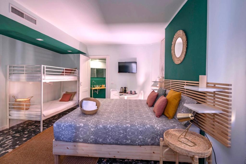 - une chambre avec un lit et des lits superposés dans l'établissement Mahamo Suites, à Vérone