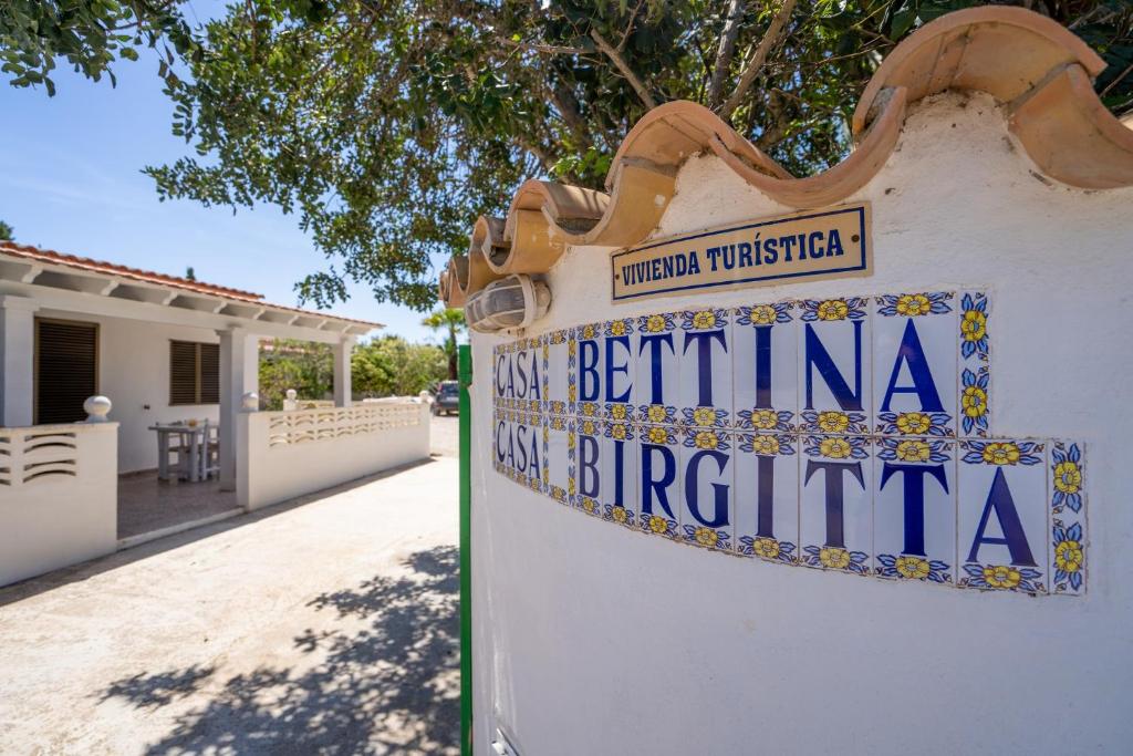 埃斯普霍斯的住宿－Bettina & Birgitta - Formentera Break，白色墙前的街道标志