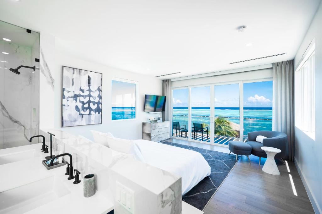 1 dormitorio con cama y vistas al océano en Black Urchin Boutique Resort, en Belford Estates