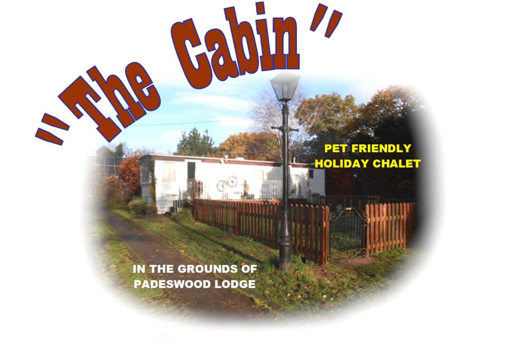 uma capa de livro do celeiro nos terrenos da casa de Aossham em 'The Cabin'. A cosy private & secure holiday home. em Padeswood