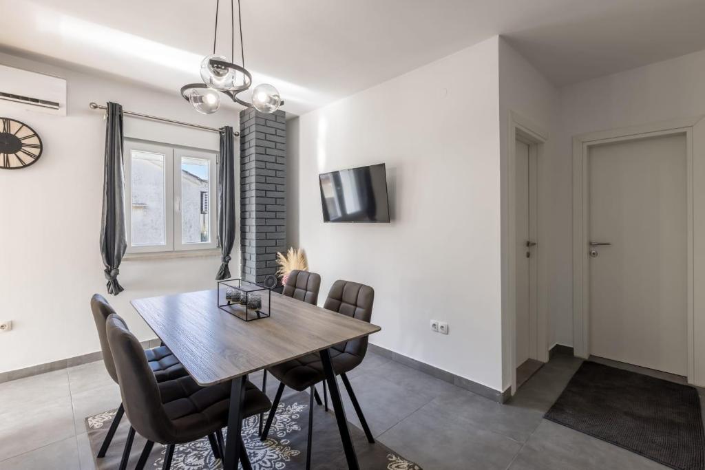 TV a/nebo společenská místnost v ubytování Mala Kate Apartments