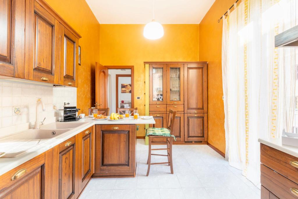 A kitchen or kitchenette at Hostly - Domus Happya - Dream in the Appia Antica Park