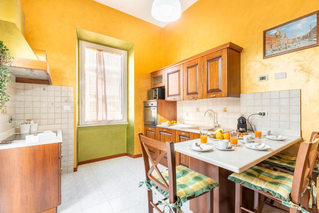 A kitchen or kitchenette at Hostly - Domus Happya - Dream in the Appia Antica Park