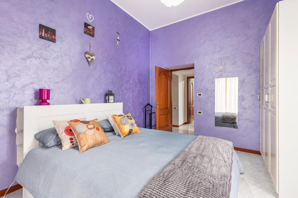 A bed or beds in a room at Hostly - Domus Happya - Dream in the Appia Antica Park