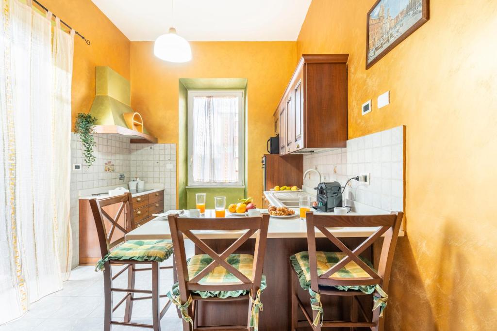 A kitchen or kitchenette at Hostly - Domus Happya - Dream in the Appia Antica Park