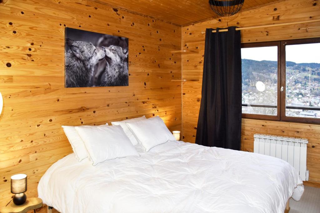 Un pat sau paturi într-o cameră la La Tanière : 4 personnes