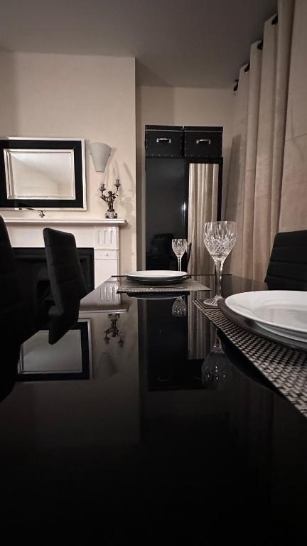 - une salle à manger avec une table et des verres dans l'établissement Central London spacious Studio, à Londres