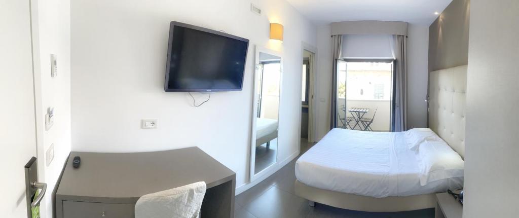 A television and/or entertainment centre at Hotel Arlecchino