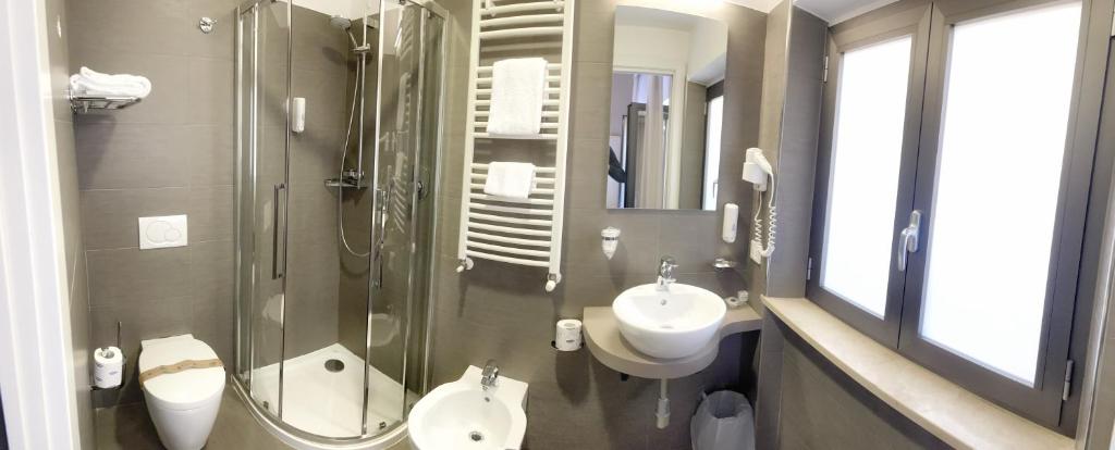 A bathroom at Hotel Arlecchino