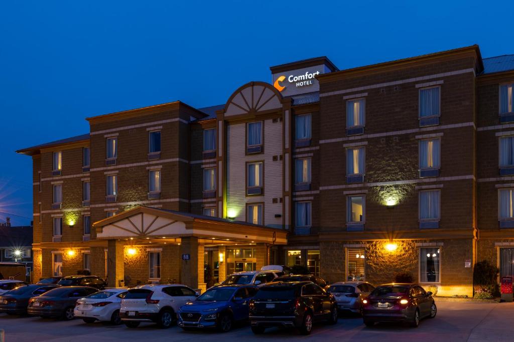un hôtel avec des voitures garées dans un parking dans l'établissement Comfort Hotel Bayer's Lake, à Halifax