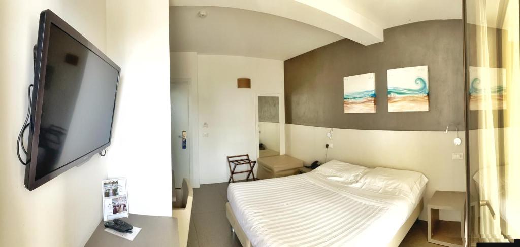 A television and/or entertainment centre at Hotel Arlecchino