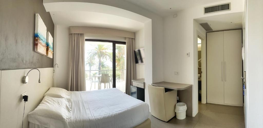 A bed or beds in a room at Hotel Arlecchino