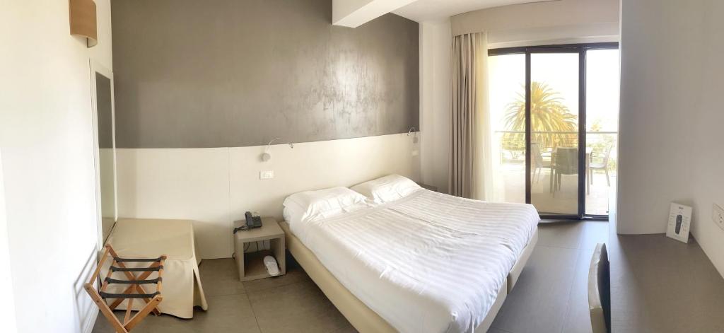 A bed or beds in a room at Hotel Arlecchino