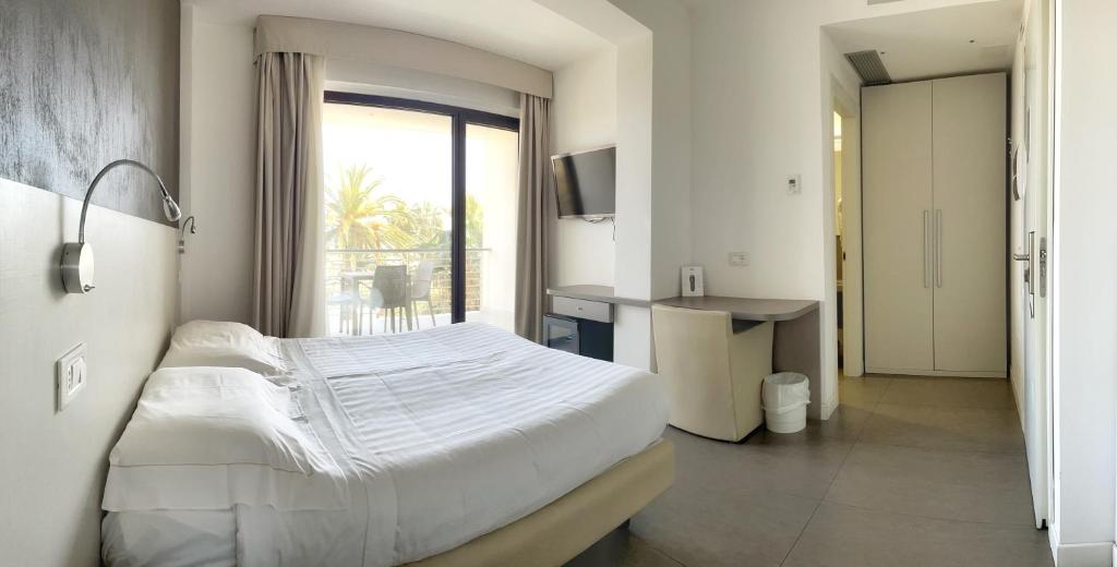 A bed or beds in a room at Hotel Arlecchino