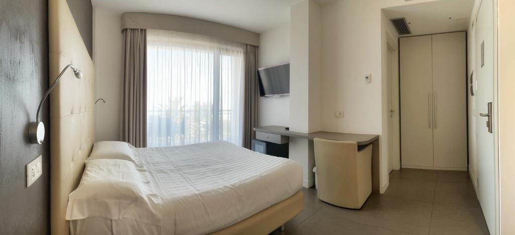 A bed or beds in a room at Hotel Arlecchino