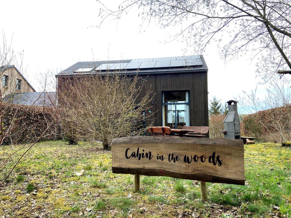 胡法利茲的住宿－Cabin in the woods，树林中小屋前面的标志