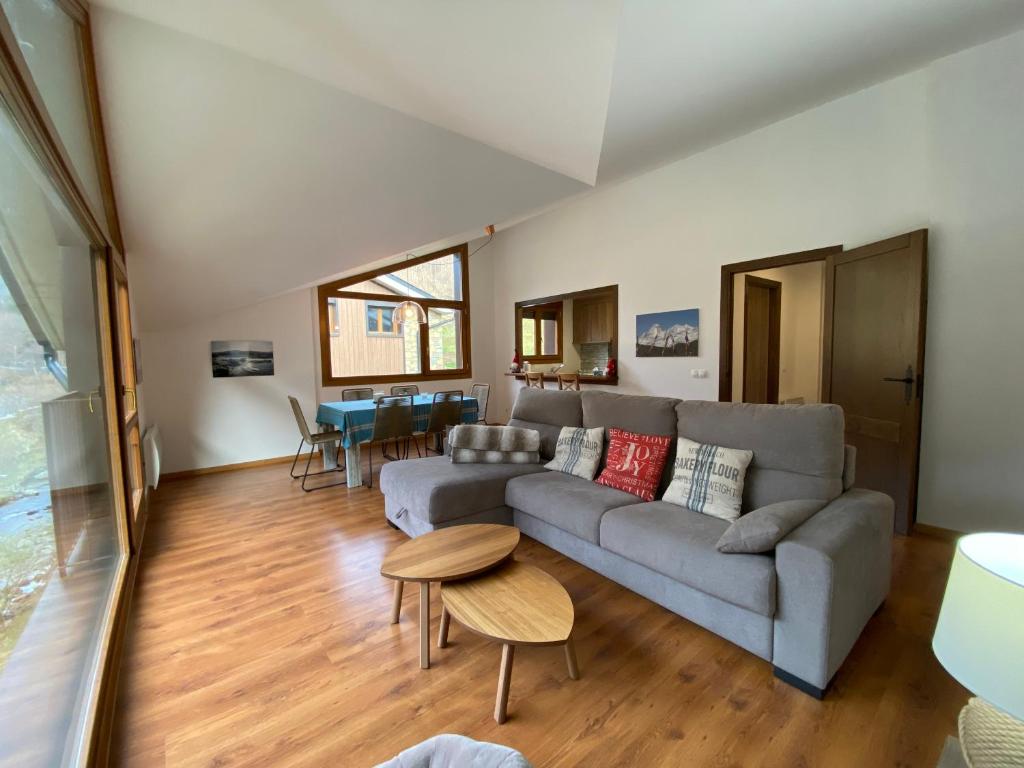 a living room with a couch and a table at Vitivola Els Esquiadors de Llorts in Llorts