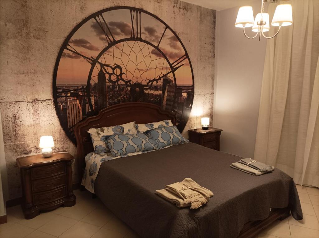 1 dormitorio con 1 cama grande y 2 mesitas de noche en Saint Mary Magdalene, en Acqui Terme