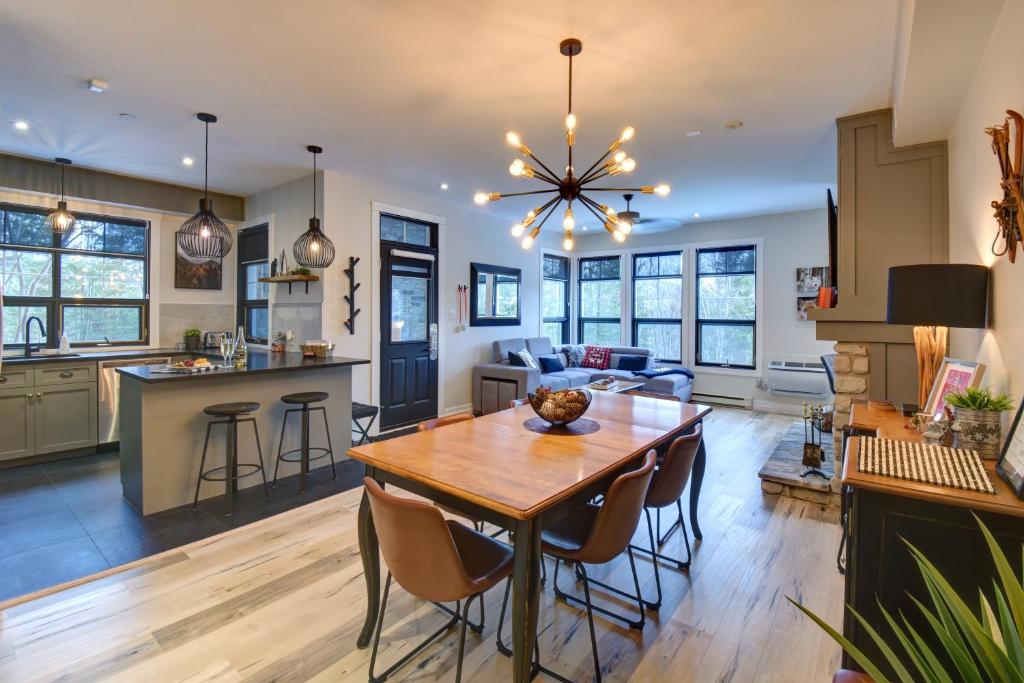 Kuchyň nebo kuchyňský kout v ubytování Rental condo Tremblant-les-Eaux