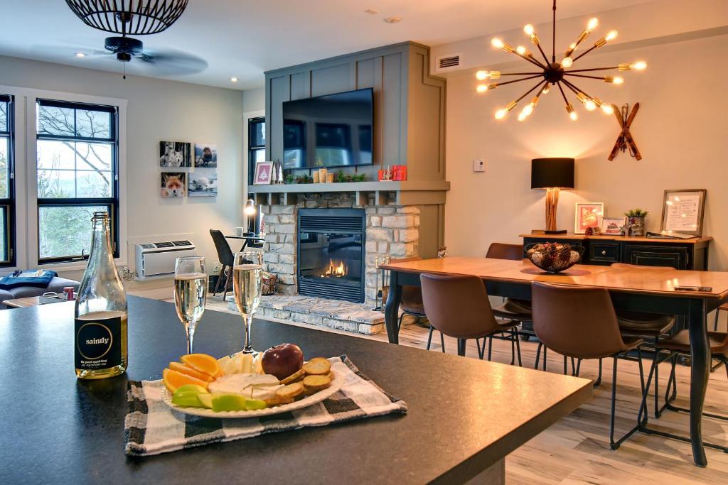 Kuchyň nebo kuchyňský kout v ubytování Rental condo Tremblant-les-Eaux