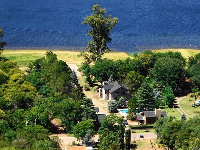 una vista aérea de una casa y del océano en Casa Embalsina en Villa del Dique