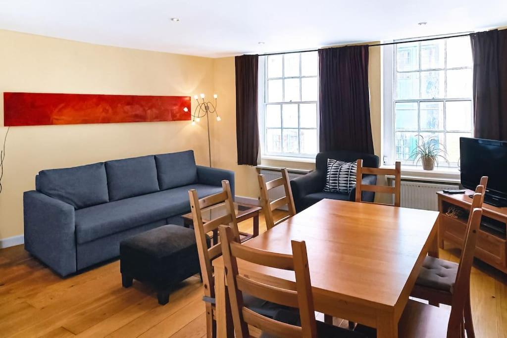 uma sala de estar com um sofá azul e uma mesa em Lovely 2 - bedroom London Bridge apartment em Londres