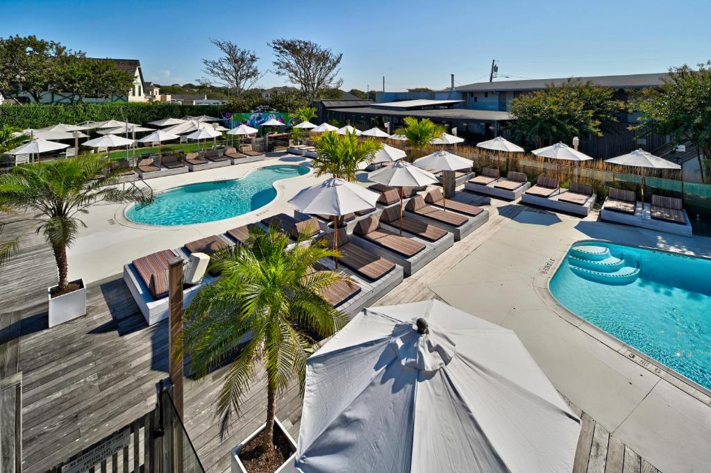 una vista aérea de una piscina del complejo con sombrillas y sillas en The Montauk Beach House, en Montauk