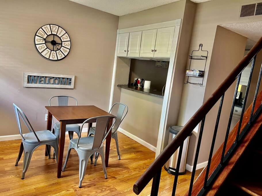 Apartment 2006 Quiet 2 bedroom End unit, Demopolis, USA