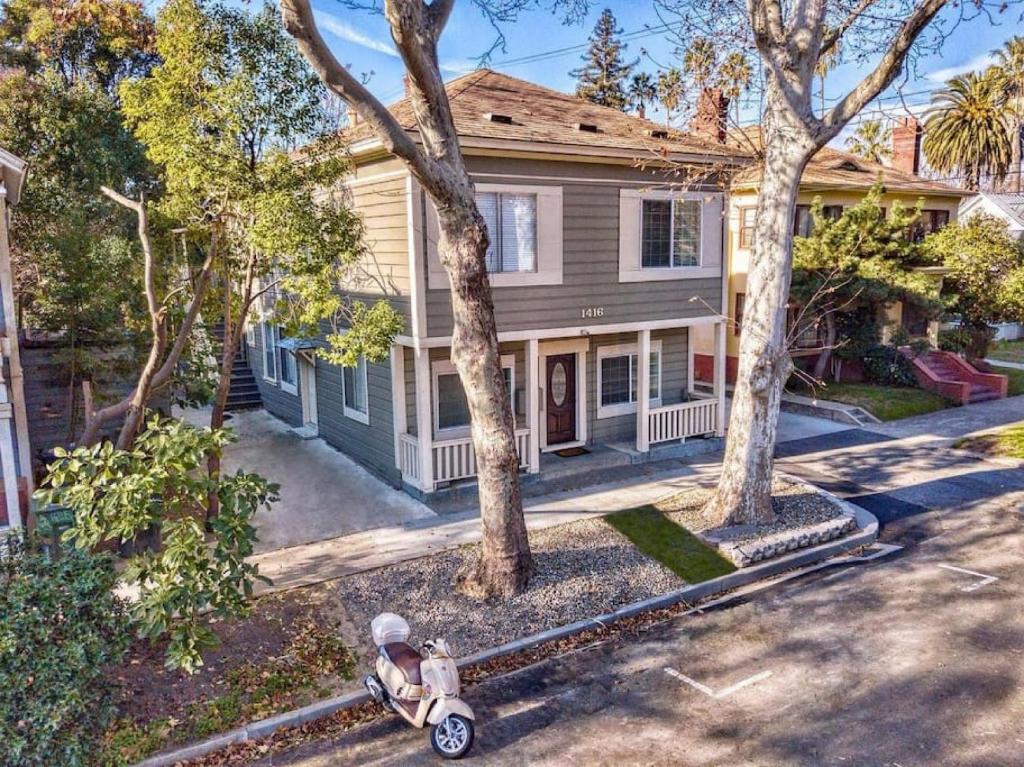 een scooter geparkeerd voor een huis bij Upscale 1890s Historic Apartment in Sacramento