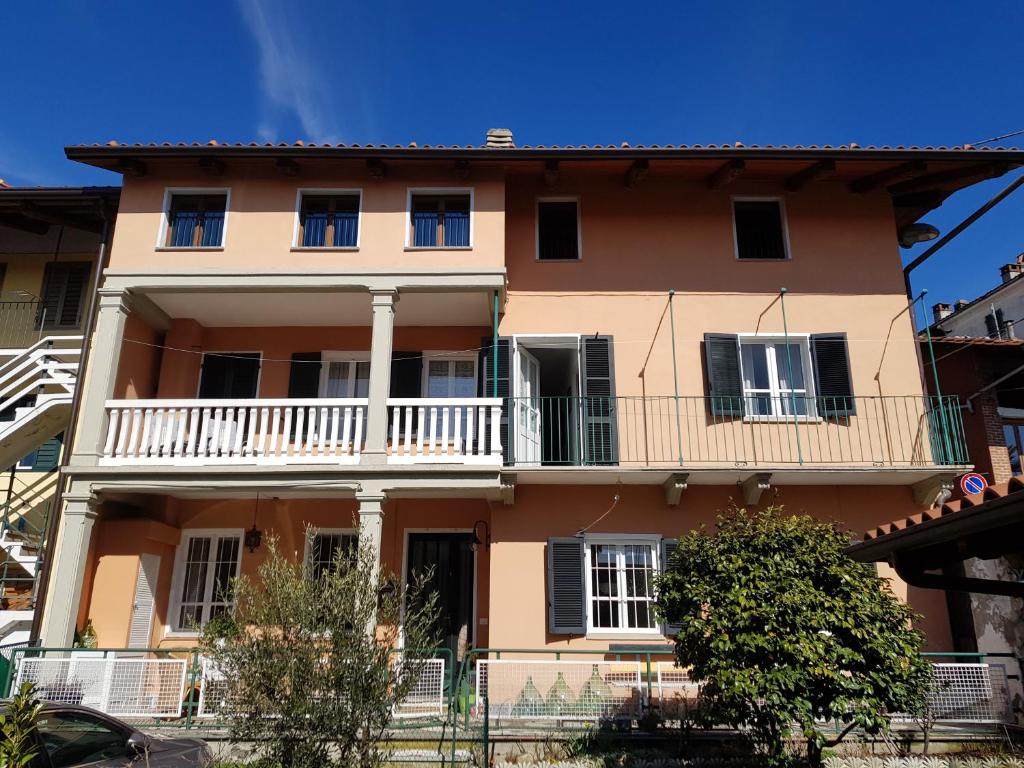 un edificio de apartamentos con balcón en Camelia Casa Vacanze, en Palazzo Canavese