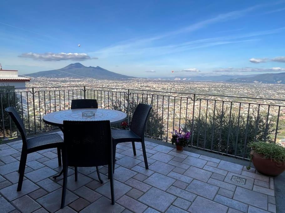 een tafel en stoelen op een patio met uitzicht bij Casale di lusso panoramico in Lettere