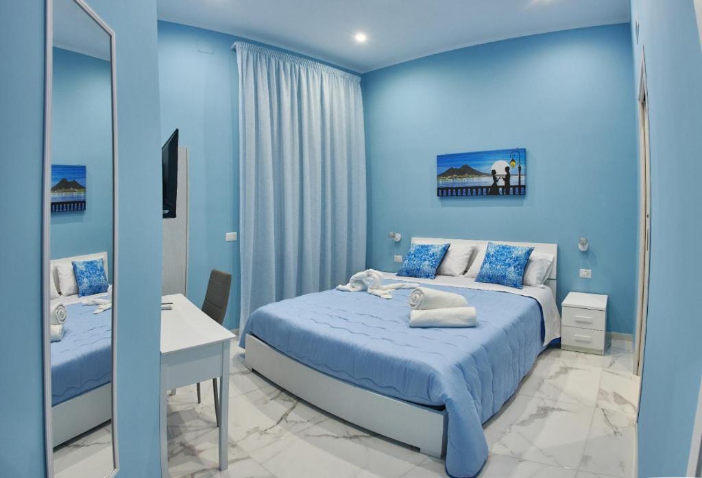 Rúm í herbergi á B&B Dint 'o core e Napule